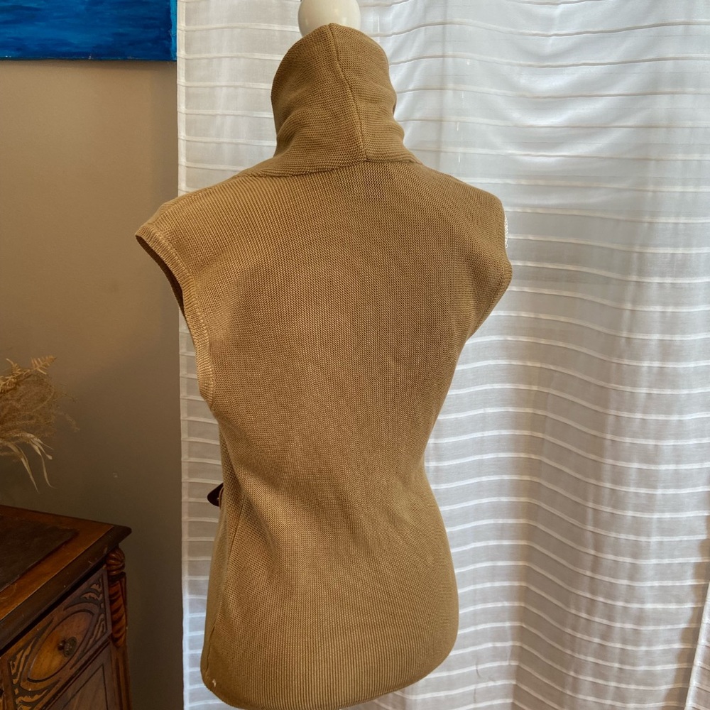 Lauren Ralph Lauren knit wrap vest with leather tab. Size petite small - Picture 2 of 6